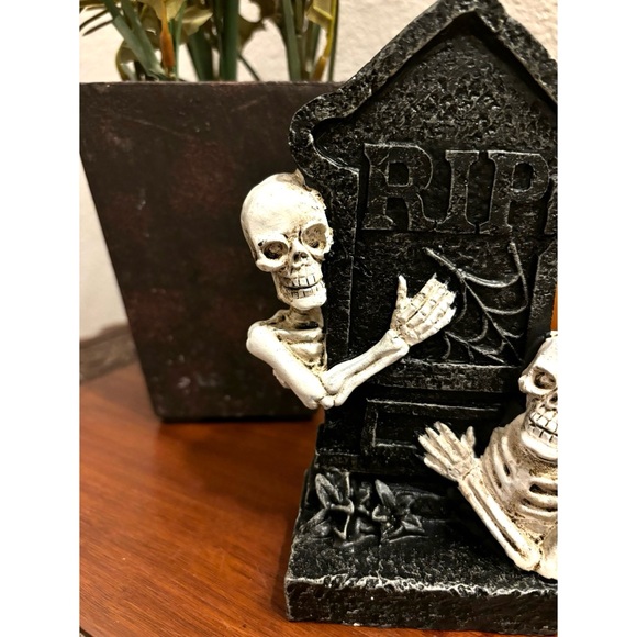 ☠️ NEW VIRAL TIKTOK HALLOWEEN RIP SKELETON ON TOMBSTONE CEMETERY FIGURE SPOOKY - Picture 4 of 9